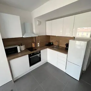  Apartment Equipe Centre